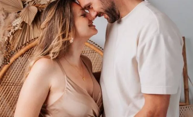 Photographe professionnelle shooting grossesse en famille en studio à Besançon, Besançon, TAILS PHOTOGRAPHIE