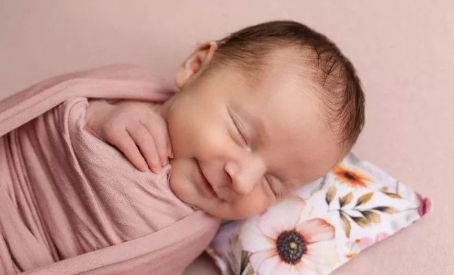 Photographe professionnelle shooting photo nouveau né avec emmaillotage et décor en studio à Besançon, Besançon, TAILS PHOTOGRAPHIE