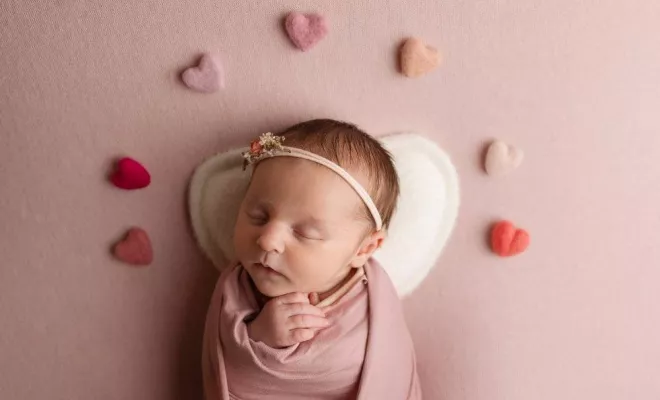 Photographe professionnelle shooting photo nouveau né avec emmaillotage et décor en studio à Besançon, Besançon, TAILS PHOTOGRAPHIE