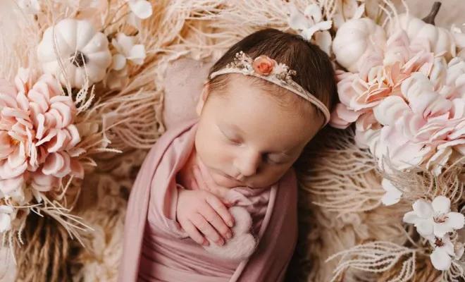 Photographe professionnelle shooting photo nouveau né avec emmaillotage et décor en studio à Besançon, Besançon, TAILS PHOTOGRAPHIE