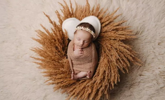 Photographe professionnelle shooting photo nouveau né avec emmaillotage et décor en studio à Besançon, Besançon, TAILS PHOTOGRAPHIE