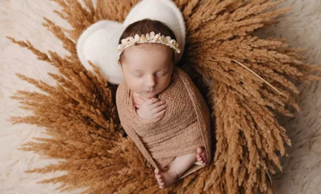 Photographe professionnelle shooting photo nouveau né avec emmaillotage et décor en studio à Besançon, Besançon, TAILS PHOTOGRAPHIE