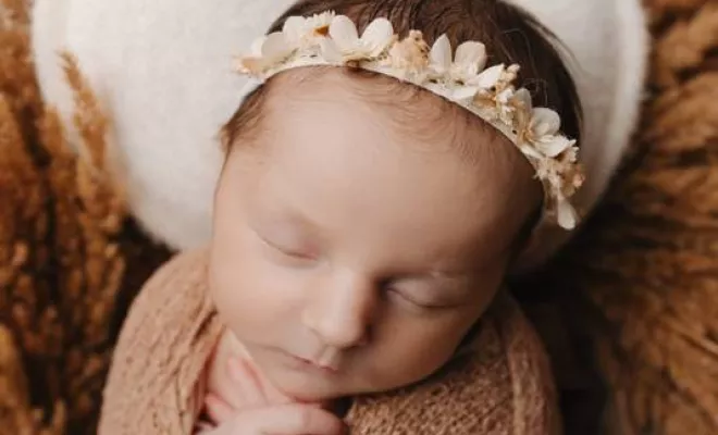 Photographe professionnelle shooting photo nouveau né avec emmaillotage et décor en studio à Besançon, Besançon, TAILS PHOTOGRAPHIE