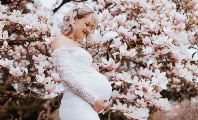 Séance photo grossesse fleurie à Besançon, Besançon, TAILS PHOTOGRAPHIE