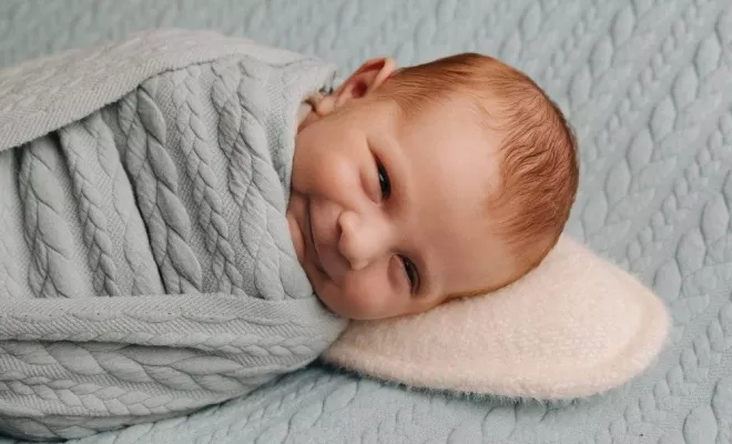 Séance photo nouveau né en studio en Franche-Comté, Besançon, TAILS PHOTOGRAPHIE