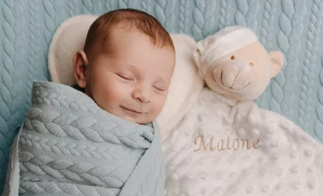 Séance photo nouveau né en studio en Franche-Comté, Besançon, TAILS PHOTOGRAPHIE