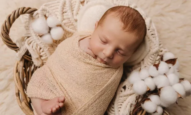Séance photo nouveau né en studio en Franche-Comté, Besançon, TAILS PHOTOGRAPHIE