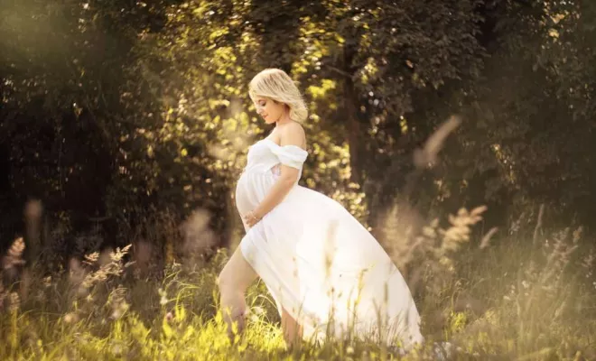 Shooting grossesse à la Source du Lison dans le Doubs, Besançon, TAILS PHOTOGRAPHIE