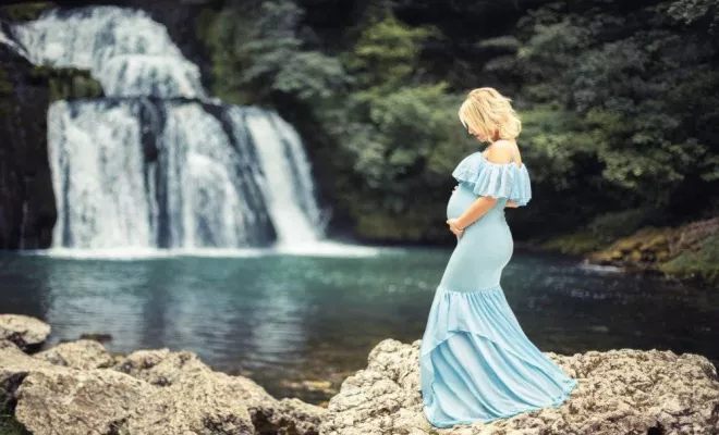 Shooting grossesse à la Source du Lison dans le Doubs, Besançon, TAILS PHOTOGRAPHIE