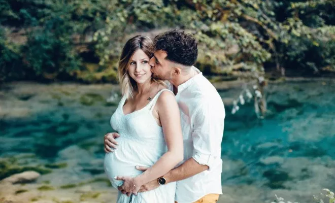 Shooting grossesse aux cascades d'Arbois en Franche Comté, Besançon, TAILS PHOTOGRAPHIE