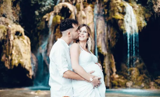 Shooting grossesse aux cascades d'Arbois en Franche Comté, Besançon, TAILS PHOTOGRAPHIE