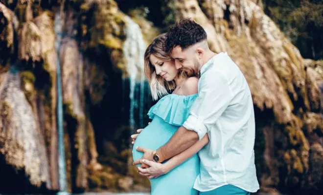 Shooting grossesse aux cascades d'Arbois en Franche Comté, Besançon, TAILS PHOTOGRAPHIE