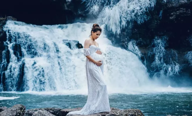 Shooting grossesse en hiver à la Source du Lison en Franche Comté, Besançon, TAILS PHOTOGRAPHIE