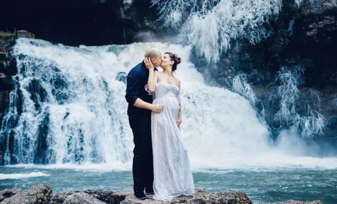 Shooting grossesse en hiver à la Source du Lison en Franche Comté, Besançon, TAILS PHOTOGRAPHIE