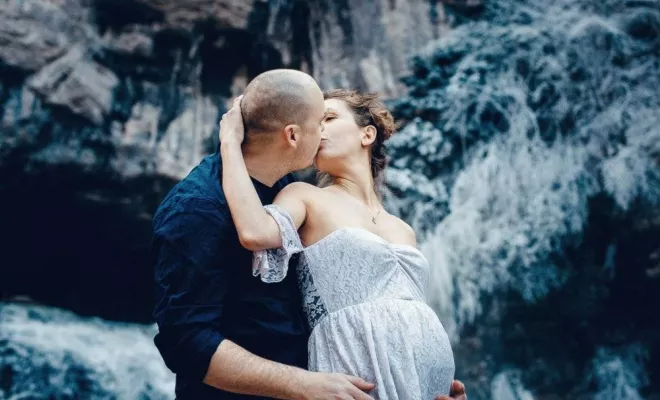 Shooting grossesse en hiver à la Source du Lison en Franche Comté, Besançon, TAILS PHOTOGRAPHIE