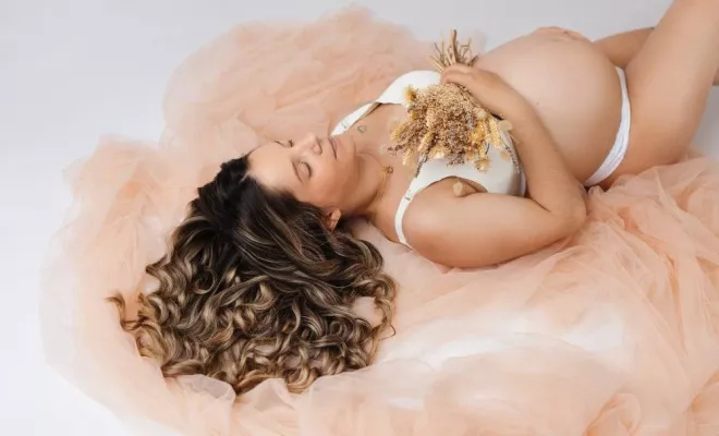 Shooting grossesse glamour en studio à Besançon, Besançon, TAILS PHOTOGRAPHIE