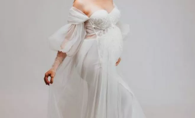 Shooting photo grossesse avec robe de shooting en studio à Besançon, Besançon, TAILS PHOTOGRAPHIE