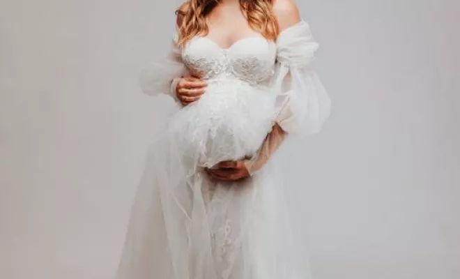 Shooting photo grossesse avec robe de shooting en studio à Besançon, Besançon, TAILS PHOTOGRAPHIE