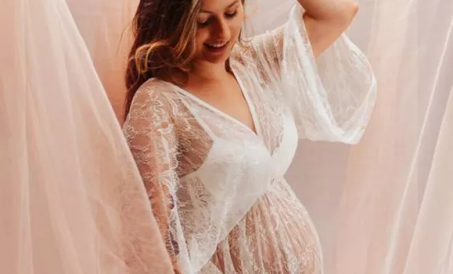 Shooting photo grossesse avec robe de shooting en studio à Besançon, Besançon, TAILS PHOTOGRAPHIE