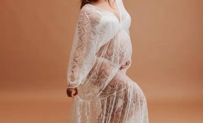 Shooting photo grossesse avec robe de shooting en studio à Besançon, Besançon, TAILS PHOTOGRAPHIE