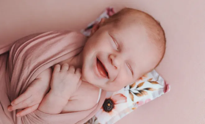 Photographe pour séance photo bébé fille en studio en Franche-Comté