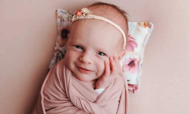 Photographe pour séance photo bébé fille en studio en Franche-Comté