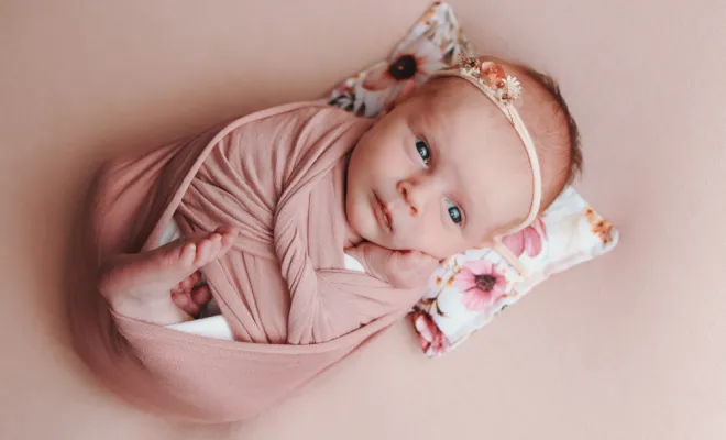 Photographe pour séance photo bébé fille en studio en Franche-Comté