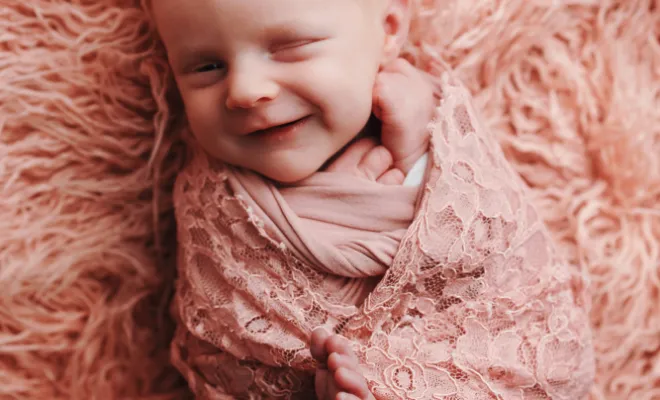 Photographe pour séance photo bébé fille en studio en Franche-Comté