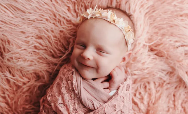 Photographe pour séance photo bébé fille en studio en Franche-Comté