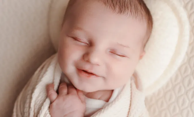 Photographe shooting naissance en studio à Besançon