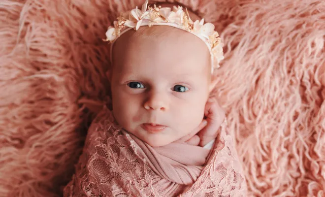 Photographe pour séance photo bébé fille en studio en Franche-Comté