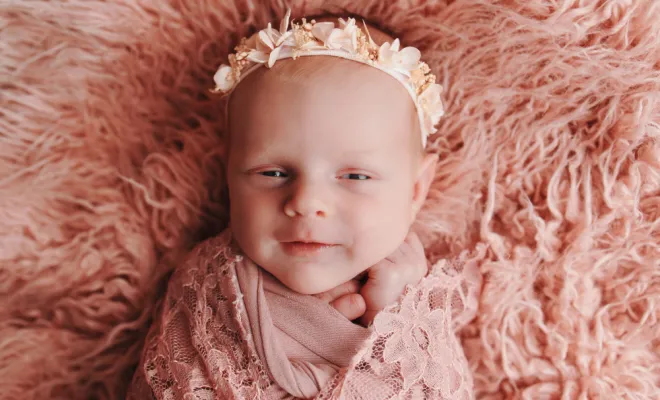 Photographe pour séance photo bébé fille en studio en Franche-Comté