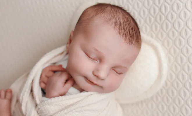 Photographe shooting naissance en studio à Besançon