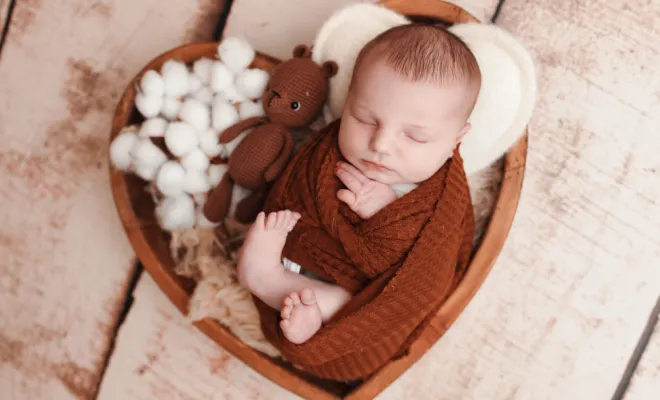 Photographe shooting naissance en studio à Besançon