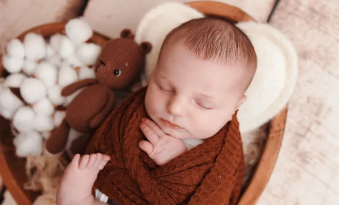 Photographe shooting naissance en studio à Besançon