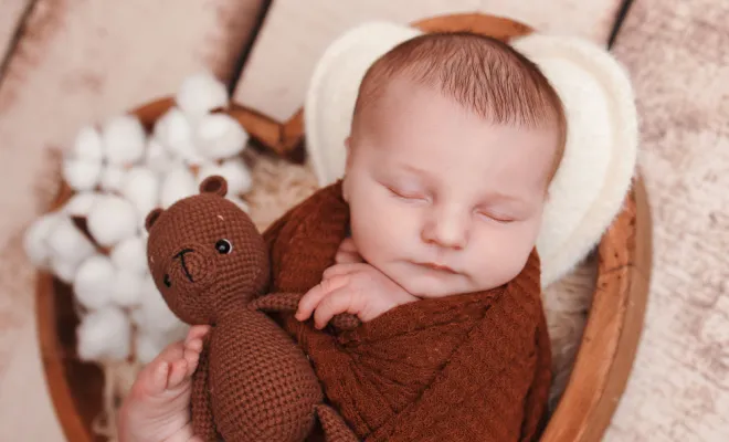 Photographe shooting naissance en studio à Besançon