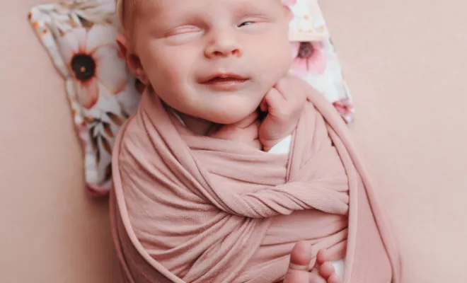 Photographe pour séance photo bébé fille en studio en Franche-Comté