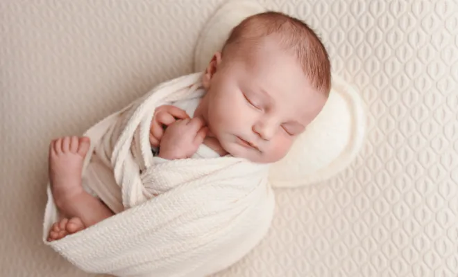 Photographe shooting naissance en studio à Besançon
