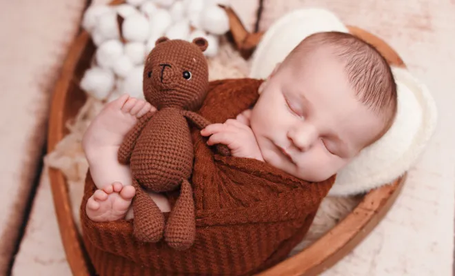 Photographe shooting naissance en studio à Besançon