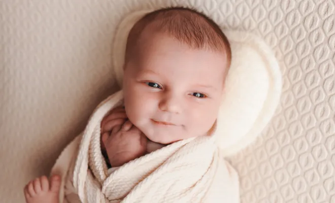Photographe shooting naissance en studio à Besançon