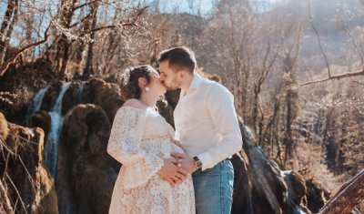 Photographe pour shooting grossesse à la Cascade des Tufs à Arbois