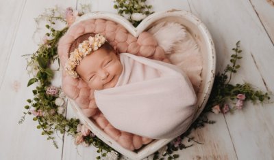 Photographe professionnelle shooting naissance en studio à Besançon