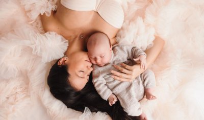 Photographe professionnelle séance photo bébé en famille à Besançon