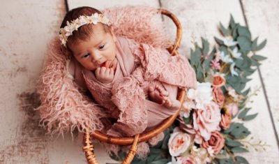 Photographe professionnelle spécialisée en shooting photo nouveau né fleuri à Besançon