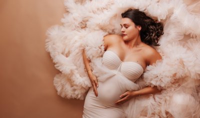 Shooting photo grossesse avec robes de créateurs en studio à Besançon