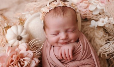 Photographe pour shooting photo naissance fille en studio à Besançon