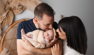 Photographe spécialisé en séance photo nouveau-né en famille à Besançon