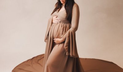 Photographe professionnelle grossesse glamour en studio à Besançon