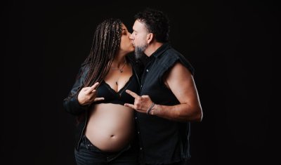 Photographe professionnelle shooting grossesse rock en studio à Besançon