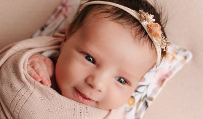 Photographe professionnelle spécialisée en shooting naissance en studio à Besançon